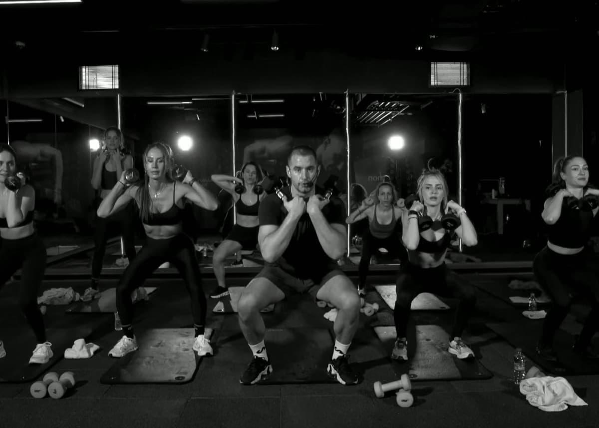 Urban Active stüdyosunda dambıllı grup dersi